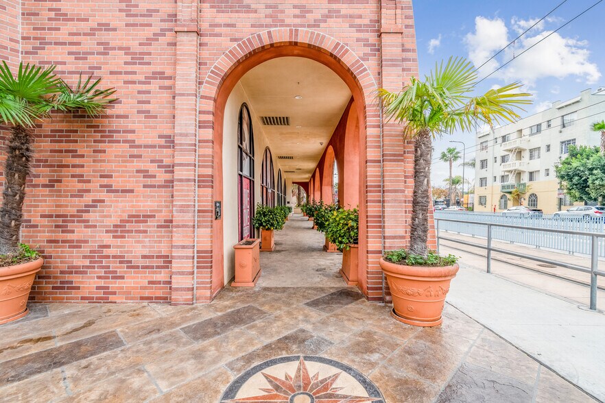 More Photos Of 325 W Adams Blvd, Los Angeles Apartments For Lease