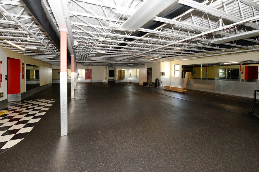 More Photos Of 806 Route 17 N, Ramsey Freestanding For Sale