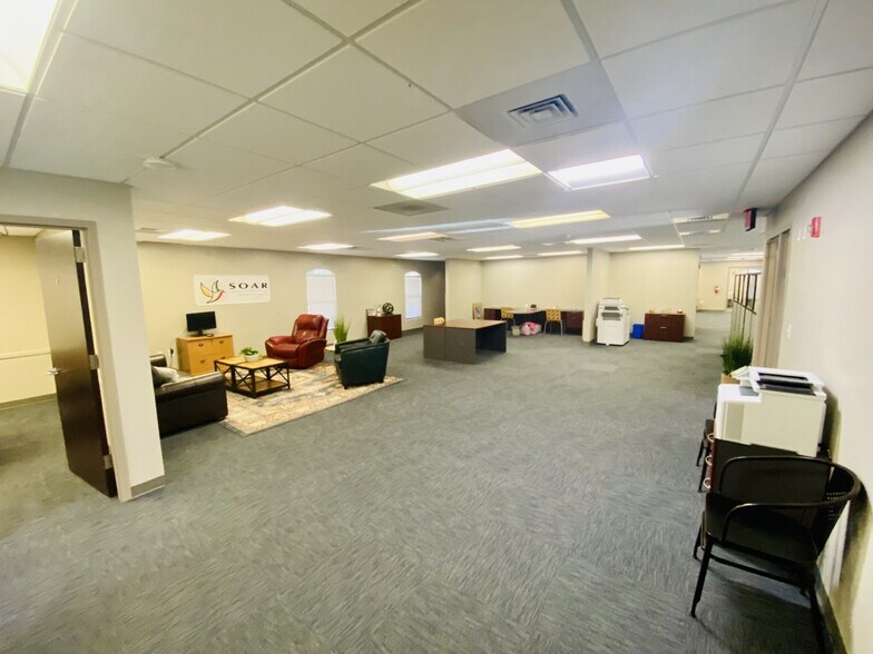 More Photos Of 1619 E Common St, New Braunfels Office For Sale