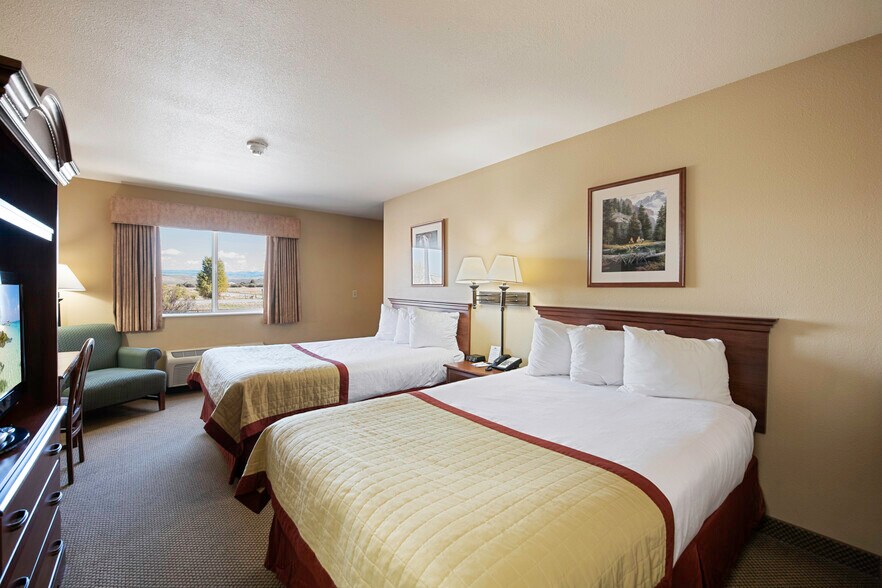 More Photos Of 1424 W Pine St, Pinedale Hotel For Sale