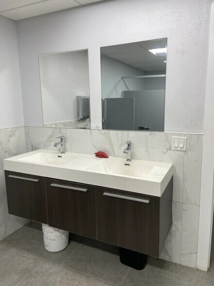 More Photos Of 1816 57th St, Sarasota Warehouse For Sale