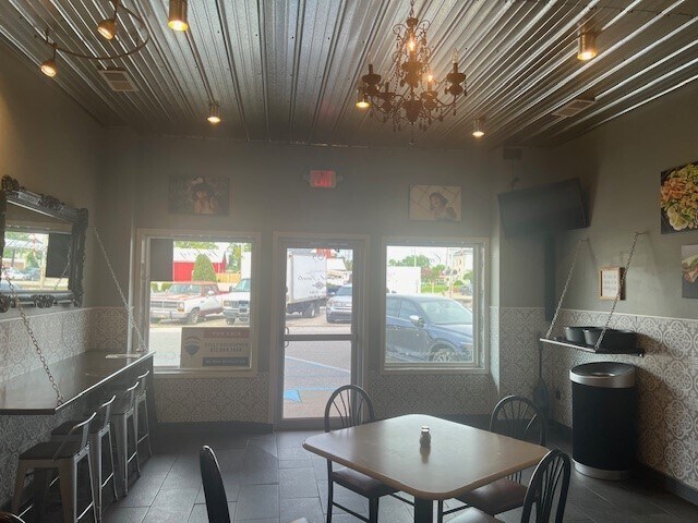 More Photos Of 105 McCreary St, Fort Branch Storefront Retail Office For Lease