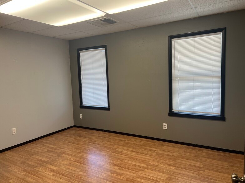 More Photos Of 1017 W 18th St, Merced Office For Sale