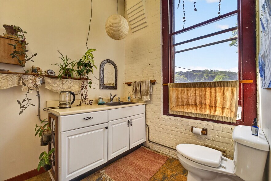 More Photos Of 420 Park St, Housatonic Flex For Sale