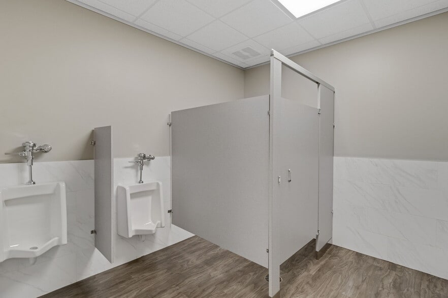 More Photos Of 8110 Parkside Ave, Baytown Warehouse For Sale