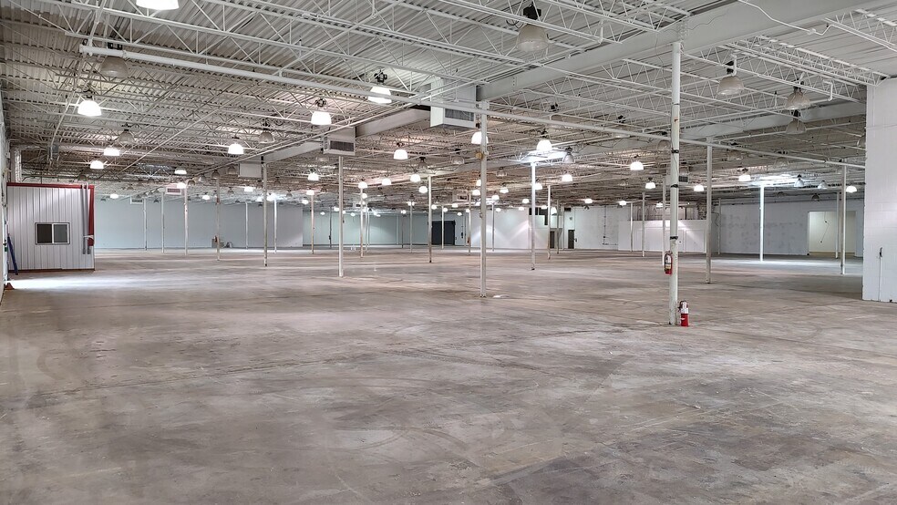 More Photos Of 2202 S Market St, Brenham Department Store For Sale