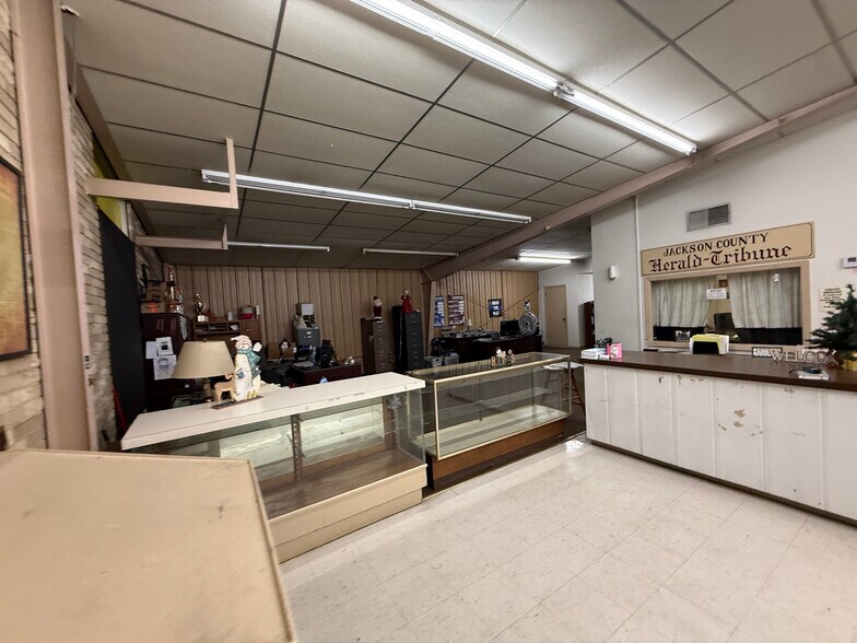 More Photos Of 306 N Wells St, Edna Office For Sale