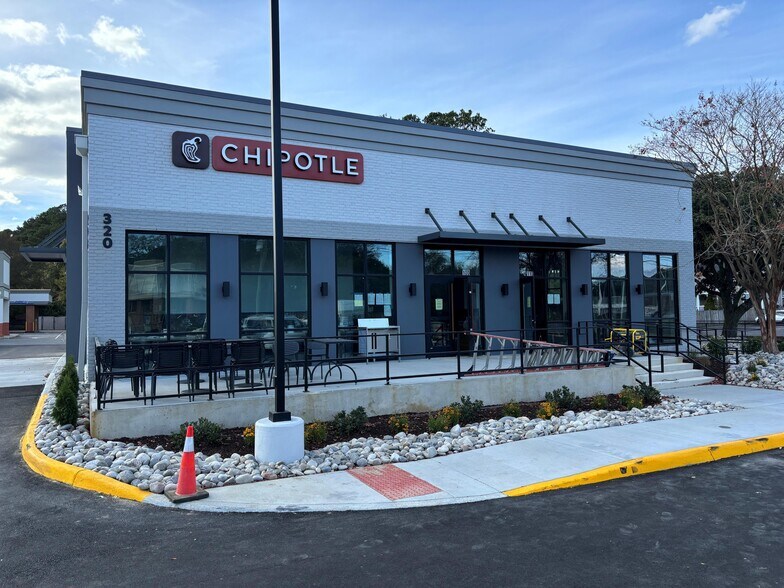 More Photos Of 320 S Battlefield Blvd, Chesapeake Freestanding For Lease
