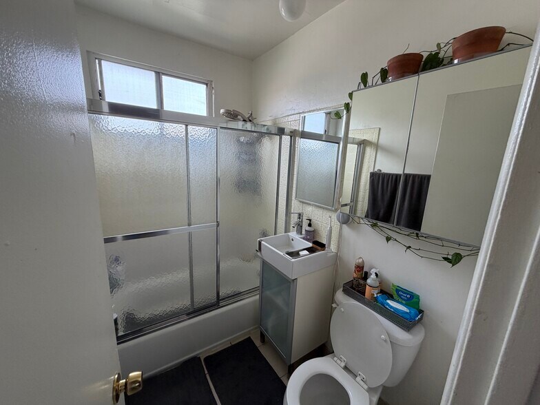 More Photos Of 1075 W 39th St, Los Angeles Apartments For Sale