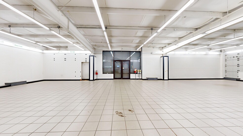 More Photos Of 5250 Veterans Pky, Columbus Flex For Lease