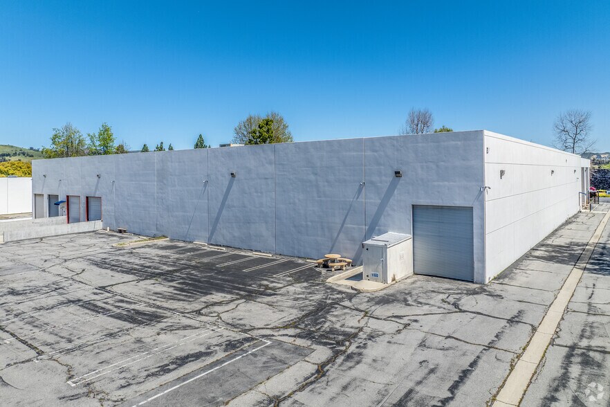More Photos Of 5155 Goldman Ave, Moorpark Manufacturing For Lease