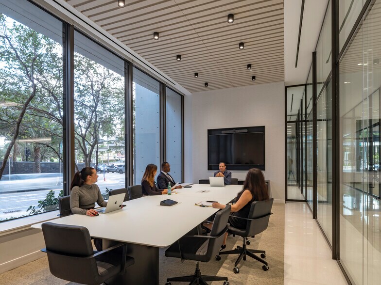 More Photos Of 2 S Biscayne Blvd, Miami Office Residential For Lease