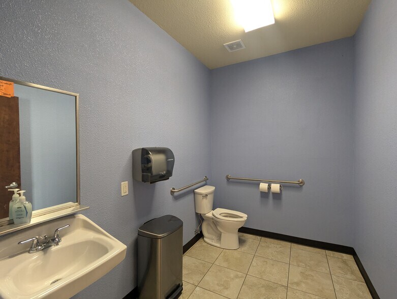 More Photos Of 5315 N Twin City Hwy, Nederland Warehouse For Sale