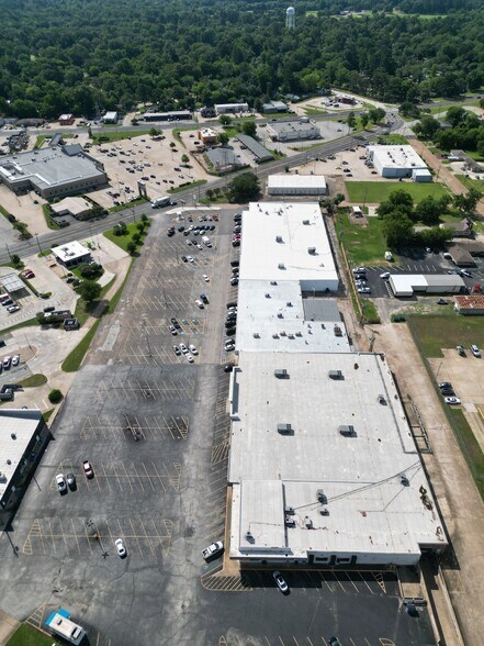 More Photos Of 102-110 Midtown Dr, Kilgore General Retail For Lease