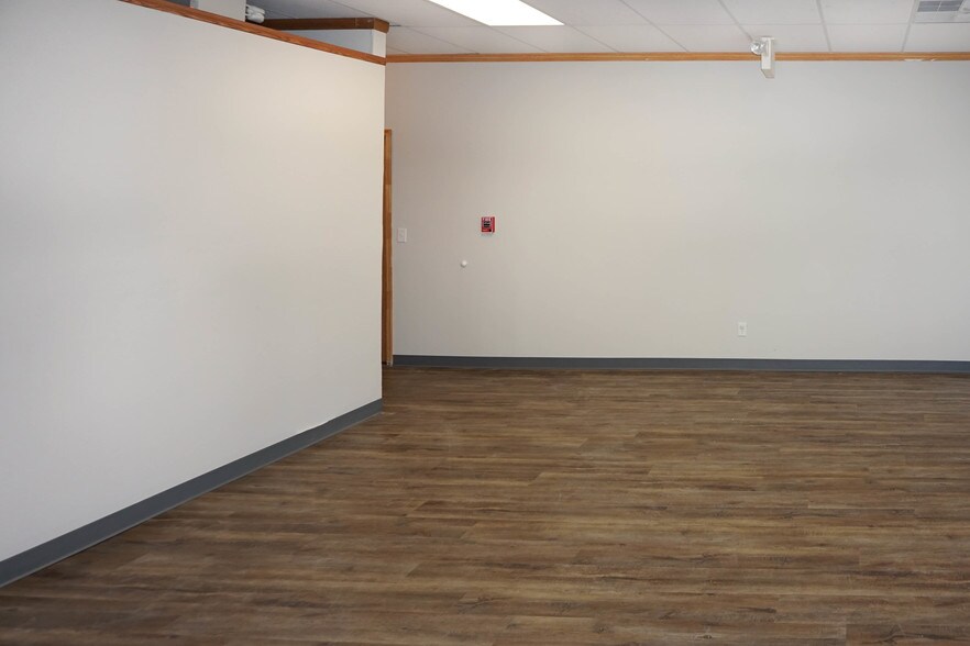 More Photos Of 1126 Old Route 66, Saint Robert Office For Sale