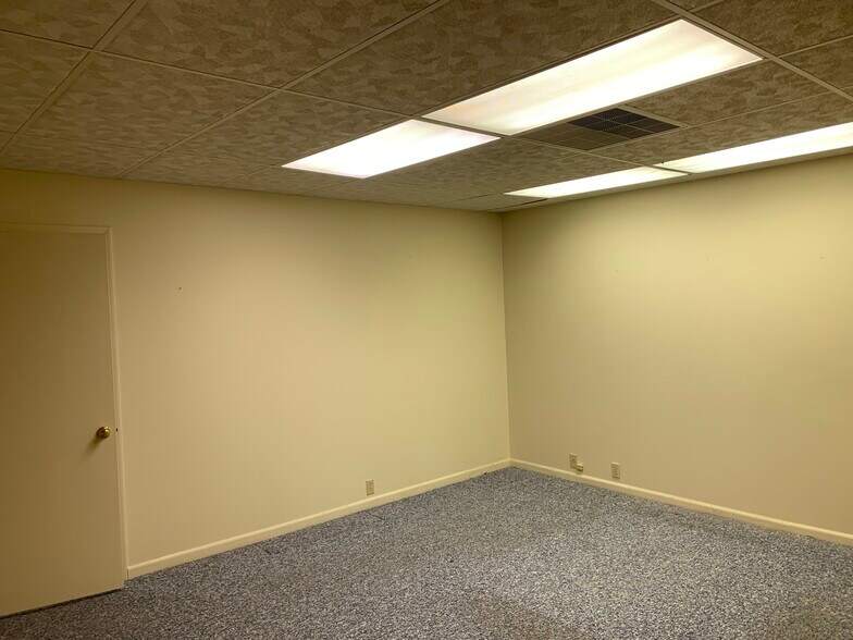 More Photos Of 817 Kilbourne St, Bellevue Medical For Lease