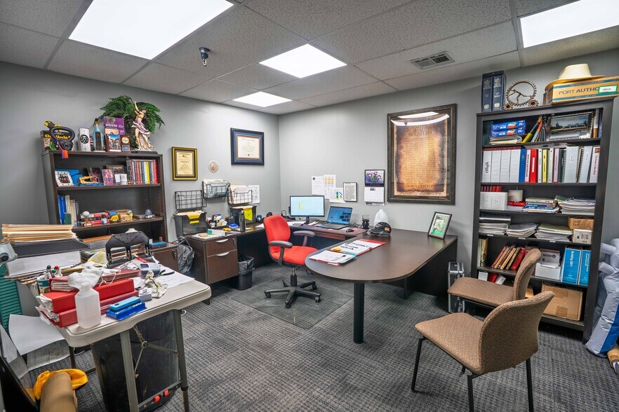 More Photos Of 5501-5519 Pioneer Park Blvd, Tampa Distribution For Lease