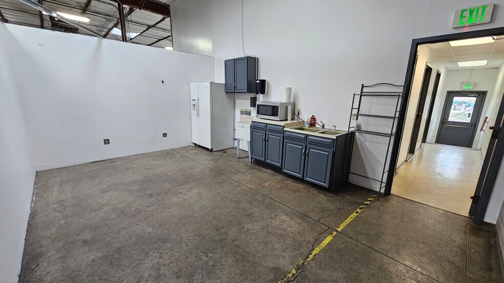 More Photos Of 4720-4730 Lipan St, Denver Manufacturing For Lease