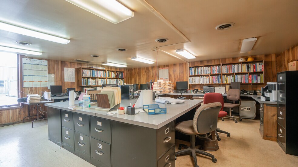 More Photos Of 1019 E Summit St, Crown Point Warehouse For Sale