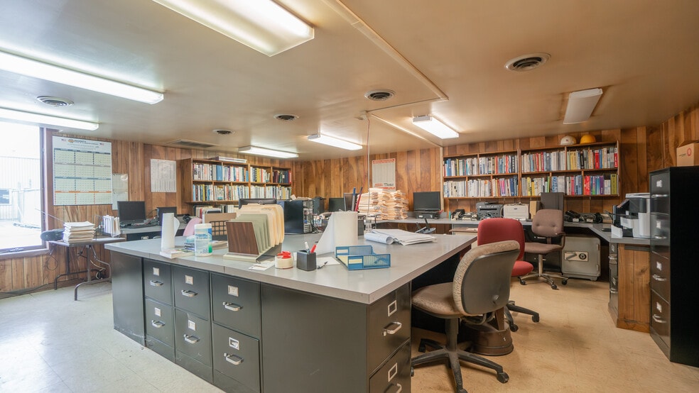 More Photos Of 1019 E Summit St, Crown Point Warehouse For Sale