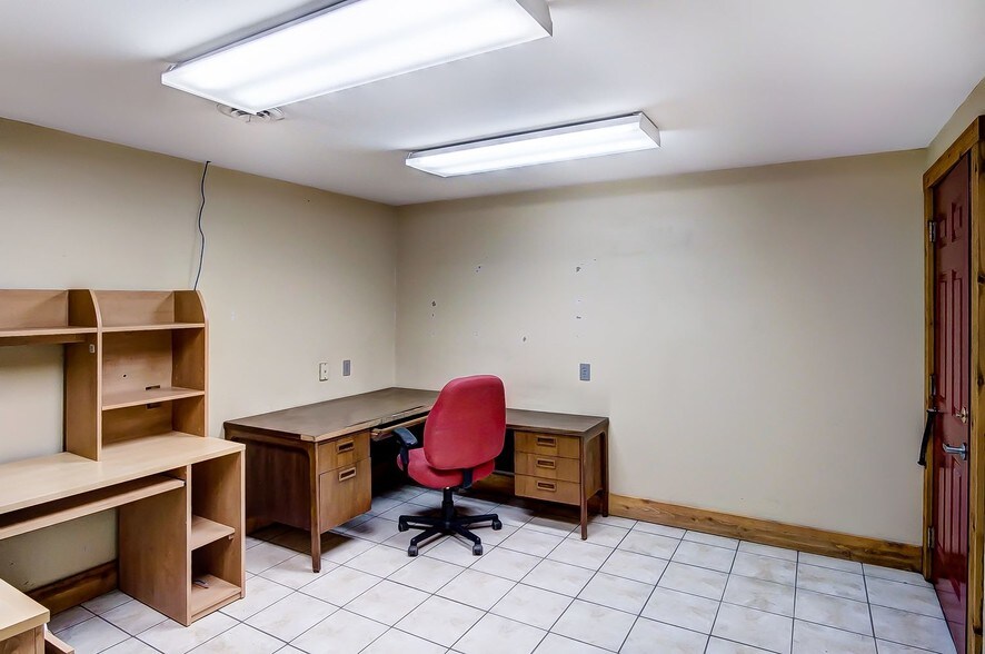 More Photos Of 20660 W Bowling Green Road, Weston Auto Repair For Lease