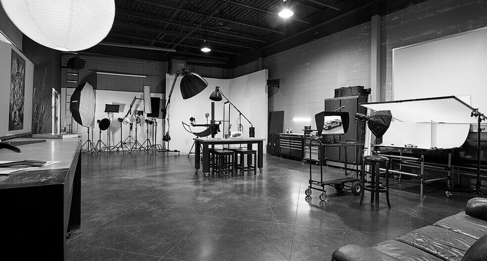 More Photos Of 1801 10th Ave SW, Calgary Showroom For Lease