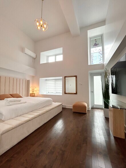 More Photos Of 211 Rue de la Commune O, Montréal Storefront Retail Residential For Sale