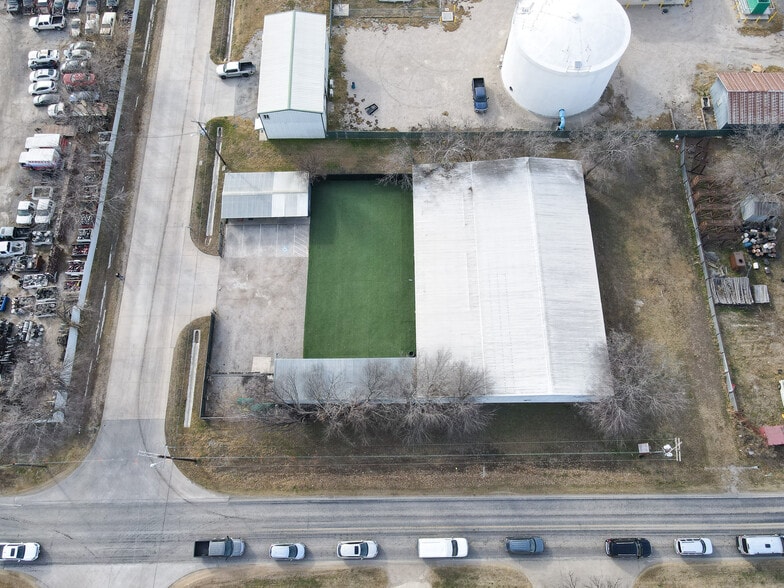More Photos Of 415 Topeka Ave, Justin Warehouse For Sale