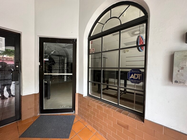 More Photos Of 2028 Hollywood Blvd, Hollywood Storefront Retail Residential For Lease