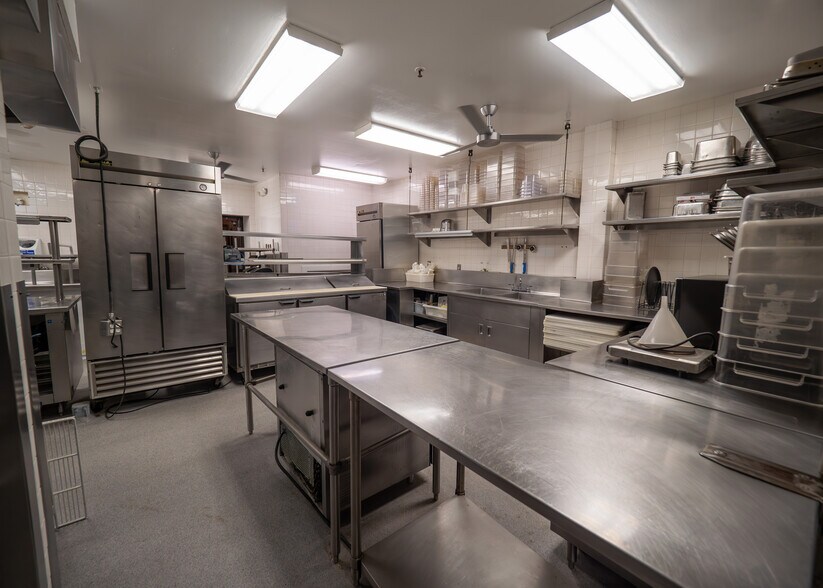 More Photos Of 649 High St, Worthington Storefront Retail Office For Sale