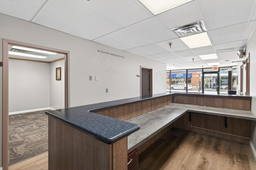More Photos Of 1017-1023 Mainstreet, Hopkins Storefront For Lease