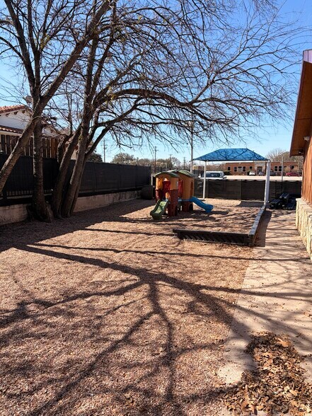 More Photos Of 515 W Bridge St, Granbury Freestanding For Lease