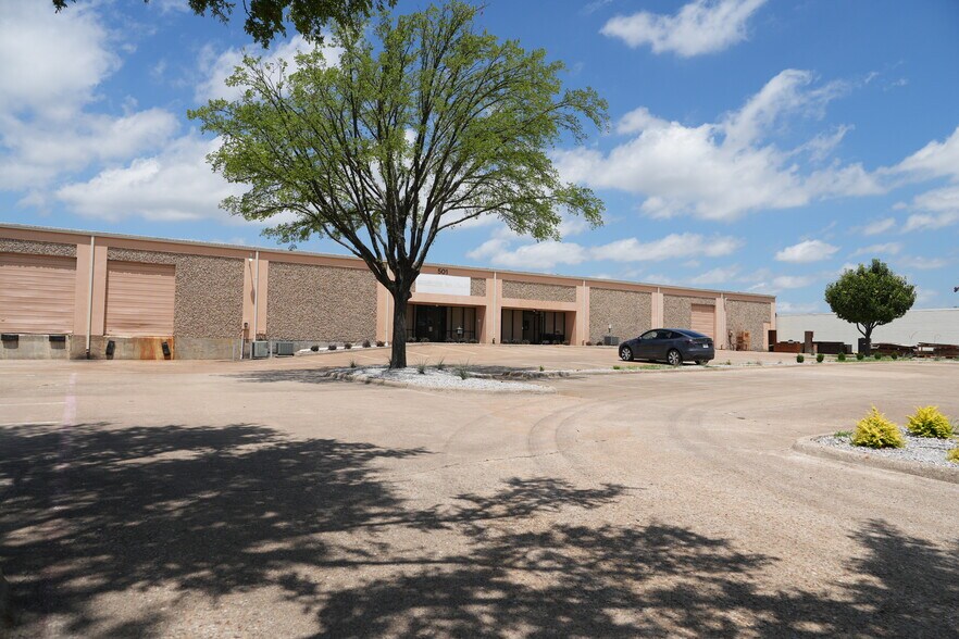 More Photos Of 501 Industrial Dr, Richardson Warehouse For Lease