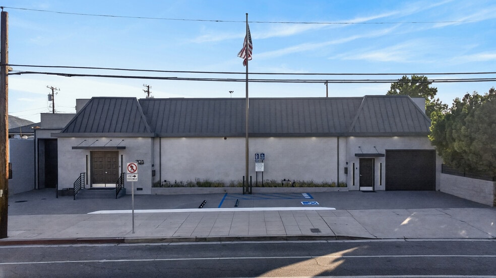 More Photos Of 703 S Main St, Burbank Showroom For Sale