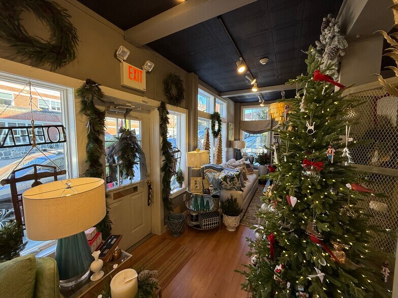 More Photos Of 8-10 Essex St, Andover Storefront Retail Office For Lease