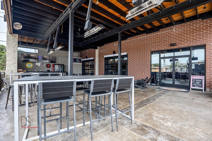 More Photos Of 110 E Hickory St, Streator Bar For Sale