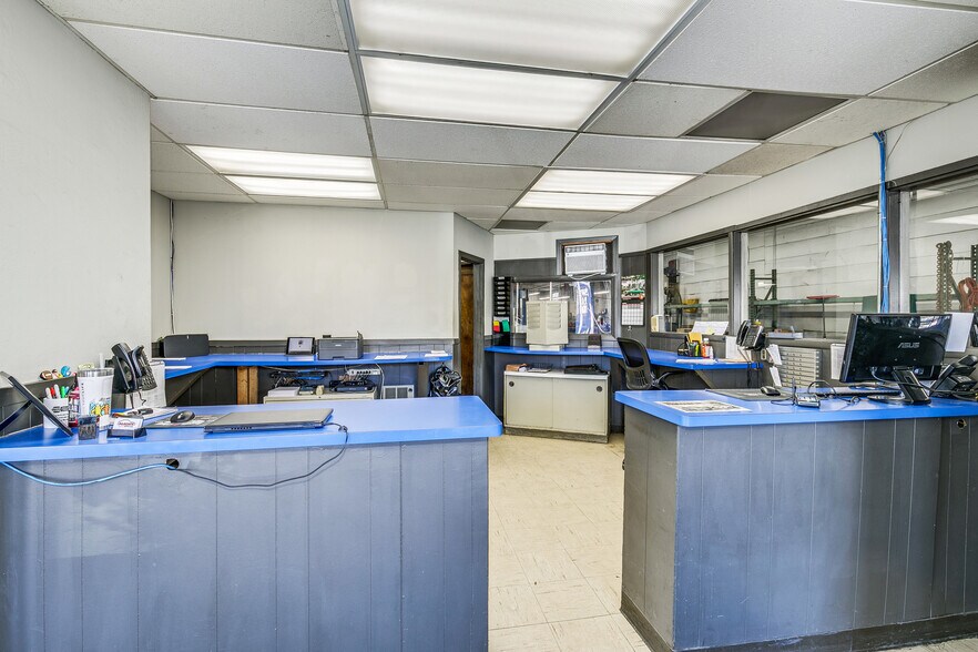 More Photos Of 3610 Lyndale Ave S, Minneapolis Auto Repair For Sale