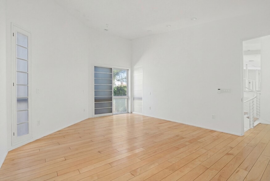 More Photos Of 2100 Abbot Kinney Blvd, Venice Loft Creative Space For Lease