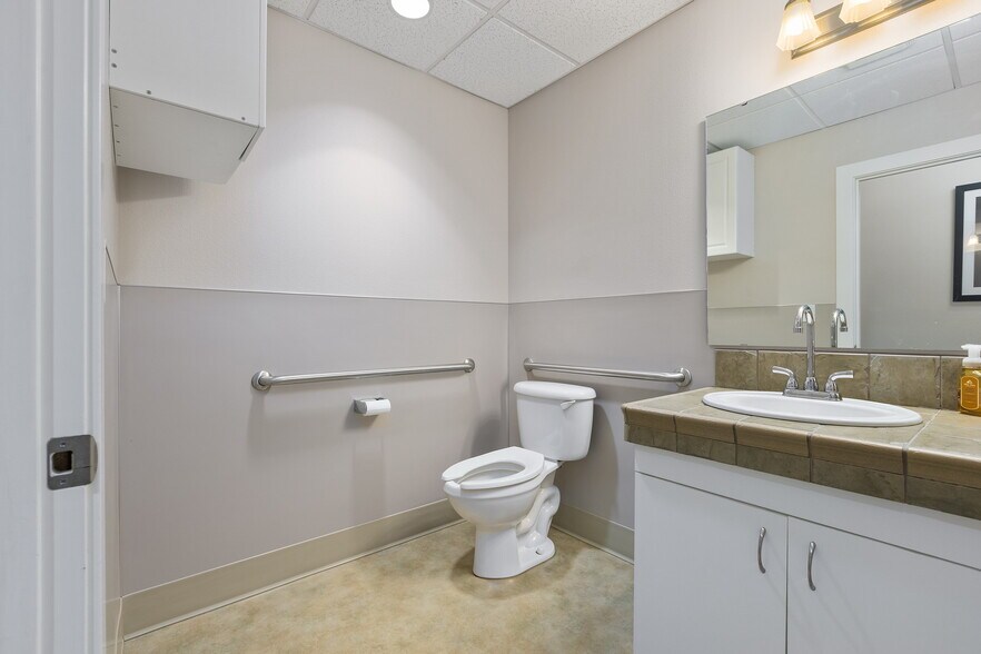 More Photos Of 4061 Eliza Ave, Bellingham Office For Lease