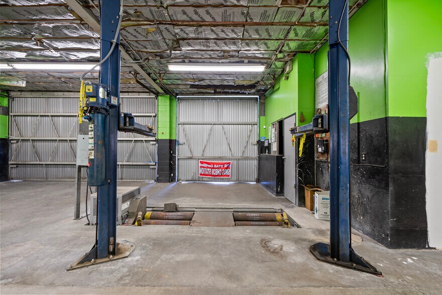 More Photos Of 9021 De Soto Ave, Canoga Park Auto Repair For Lease