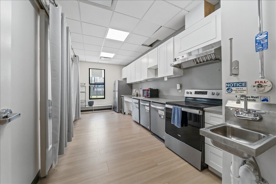 More Photos Of 1430 Poplar Ave, Memphis Office For Sale
