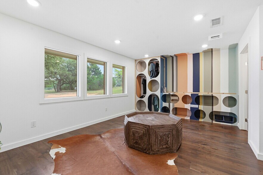 More Photos Of 13617 Fitzhugh Rd, Austin Showroom For Lease