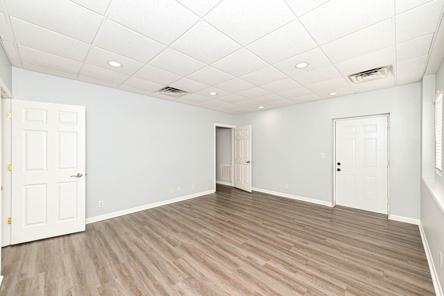 More Photos Of 3455 Shelby St, Indianapolis Office For Sale