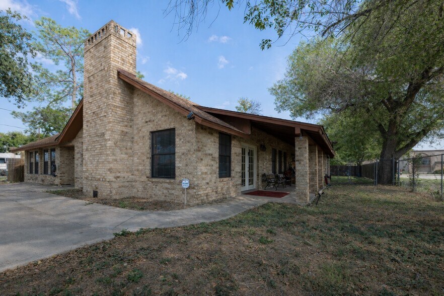 Primary Photo Of 7285 E US Highway 87, San Antonio Office For Sale