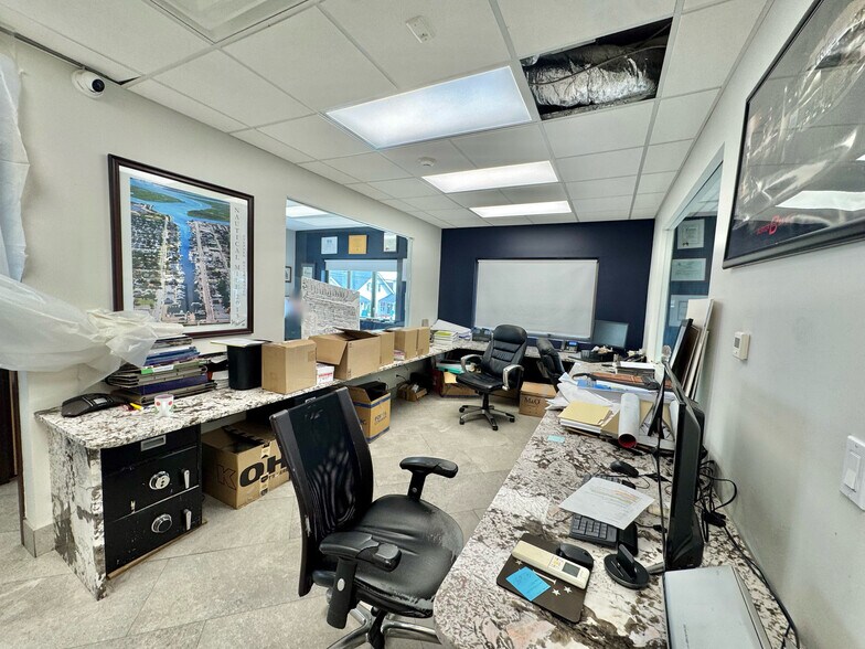 More Photos Of 19 Suffolk St, Freeport Office For Sale