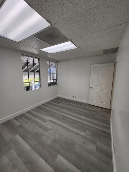 More Photos Of 960 W 17th St, Santa Ana Office For Sale