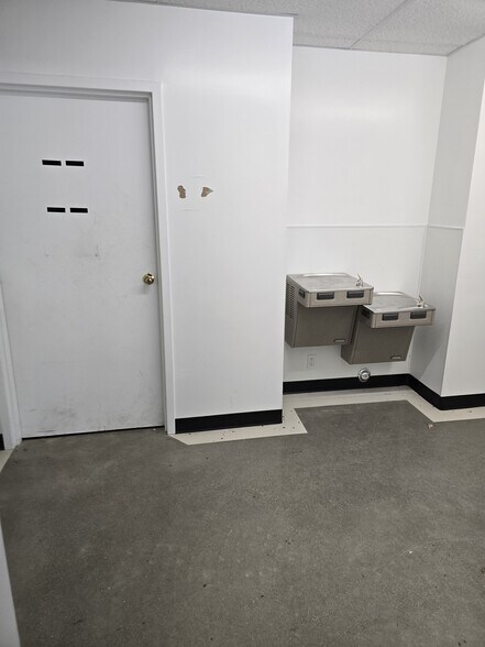 More Photos Of 10245 W Vienna Rd, Montrose Freestanding For Lease