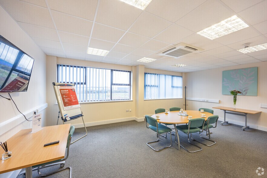 More Photos Of 6 Darby Clos, Swindon Coworking Space