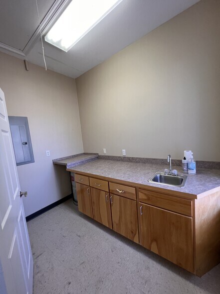 More Photos Of 4628 Summerdale Blvd, Pace Medical For Lease