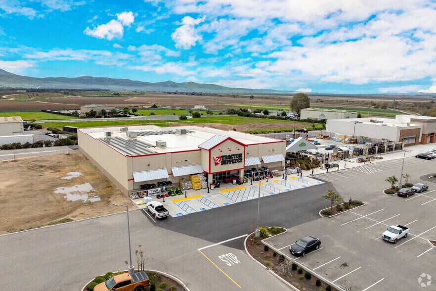 More Photos Of Tractor Supply, Soledad General Retail For Sale